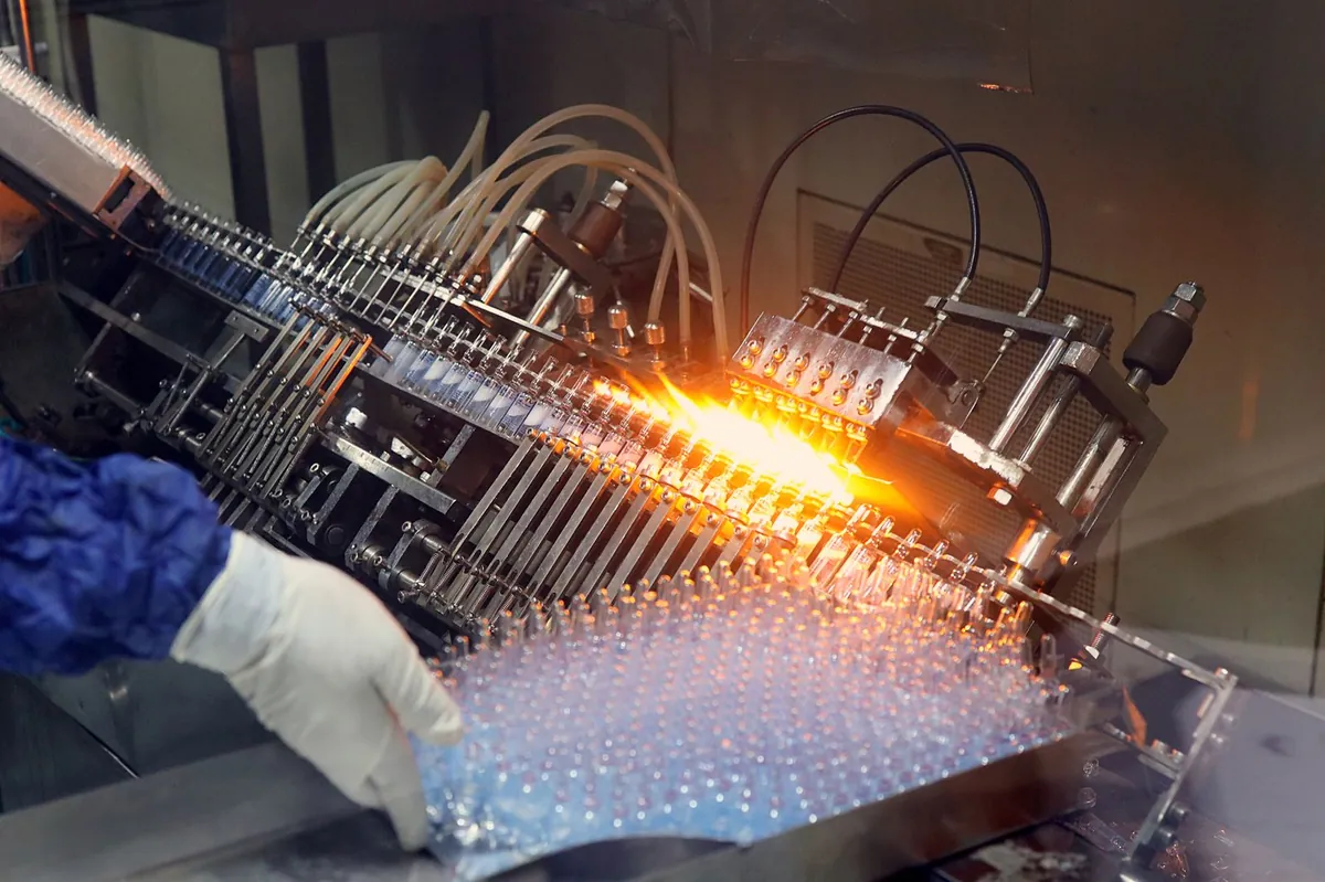 Ampoule filling and sealing line in pharmaceutical production — process validation environment
