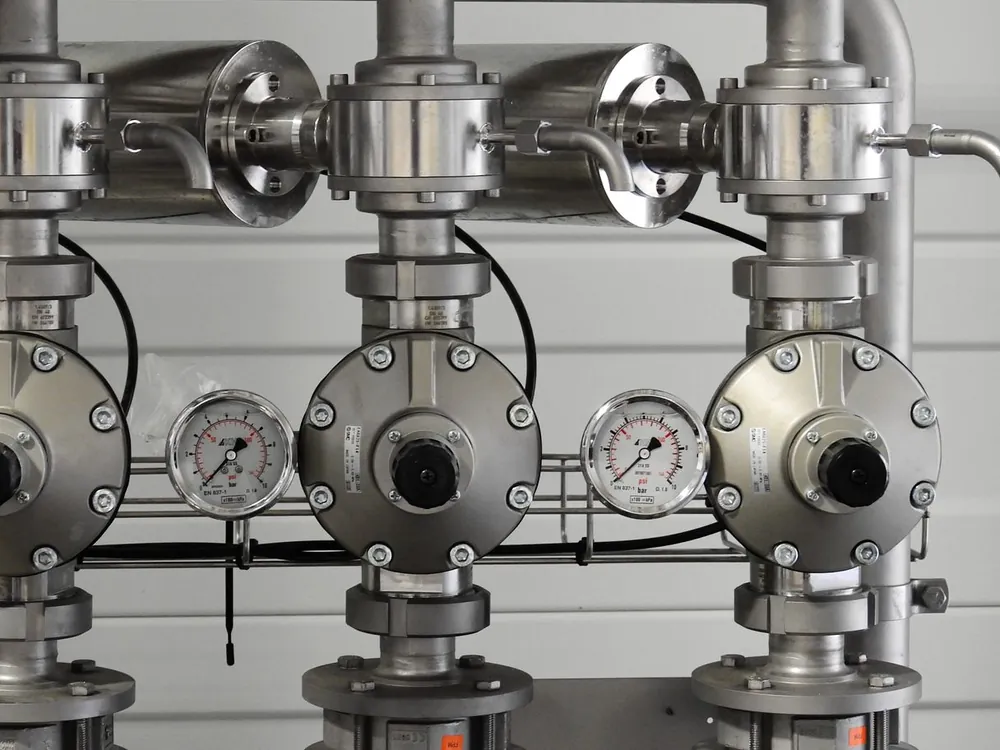 Hygienic stainless-steel piping, valves and pressure gauges — commissioning and qualification of process systems